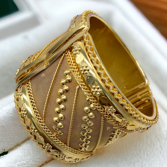 Openable Gold Spring Bracelete